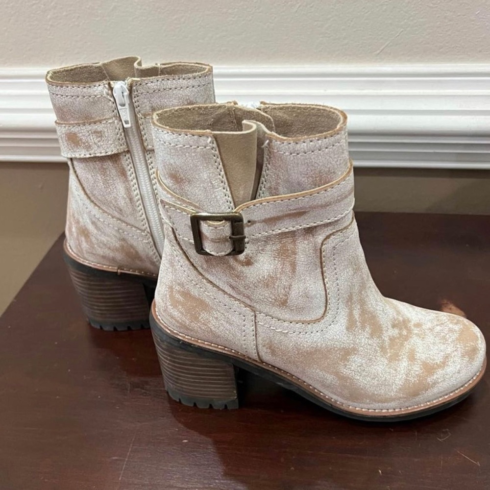 Dina True Booties - Picture 3 of 4
